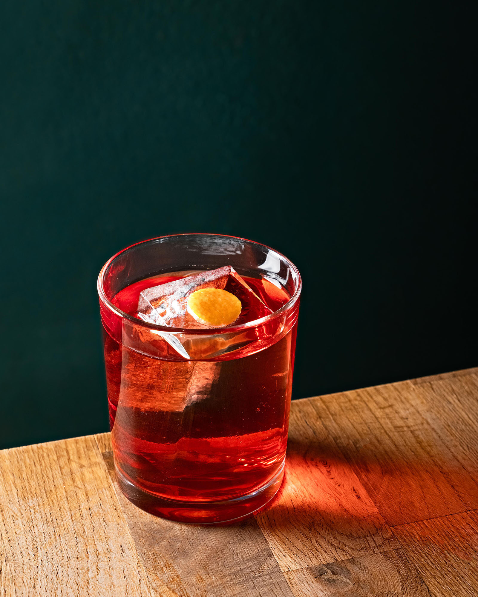 Bar Mate — drinkki lasiin kaadettuna, baarin lämmin valaistus, Helsinki.